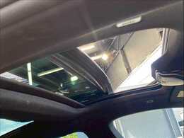 大人気オプションのサンルーフ装備！ドライブが楽しくなりますね♪