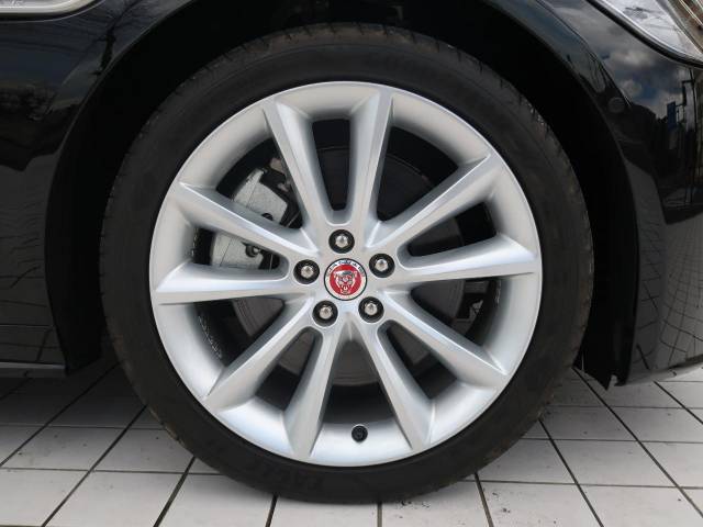 19インチアルミホイール装備！力強さと重厚感を感じさせる立体感のあるスポーク、車体全体のバランスを考慮した洗練されたデザイン性でXFの魅力を際立たせます！