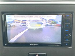 【バックカメラ】駐車時に後方がリアルタイム映像で確認できます。大型商業施設や立体駐車場での駐車時や、夜間のバック時に大活躍！運転スキルに関わらず、今や必須となった装備のひとつです！