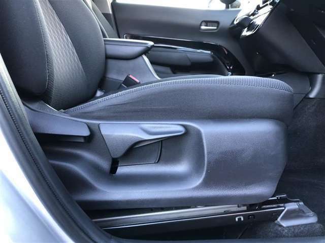 運転席シ-ト座面は上下アジャスタ-付です。お好みの位置に調整可能です。ドライブでの疲労軽減に役立ちます。