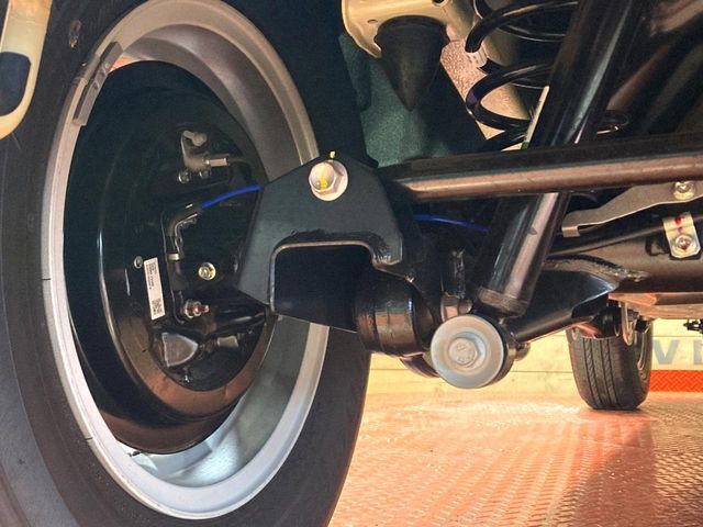 お車を安心してお乗りいただく為には、足回りの定期点検が欠かせません。サービスサポート（有償保証）では無料点検もご提供しており、安心のカーライフをお過ごしいただけるサポート体制が整っています。
