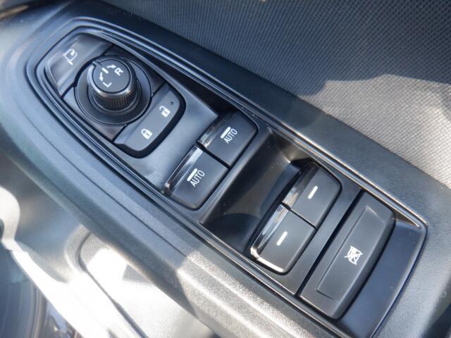 パワーウィンドウは運転席のスイッチのみオート機能も装備！お子様が一緒の時も安心のウィンドウロック付き♪更にドアミラーは電動式の角度調整＆格納機能付きなので狭い所で大活躍！