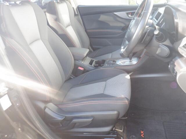 運転席側には、座席の高さ調節が出来るシートリフター付です。