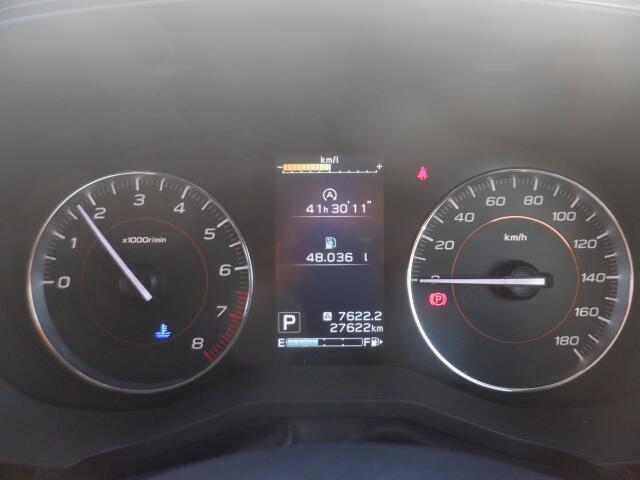 シンプルで見やすいデザインのメーターパネルです。車の情報が表示される大事な場所だからこそ見やすさが大切ですね。