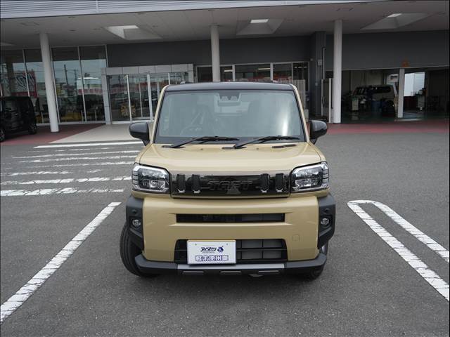 広い展示場には目移りしちゃうくらい軽・届出済未使用車が展示されてます