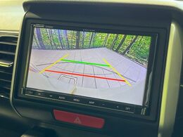 【バックカメラ】駐車時に後方がリアルタイム映像で確認できます。大型商業施設や立体駐車場での駐車時や、夜間のバック時に大活躍！運転スキルに関わらず、今や必須となった装備のひとつです！