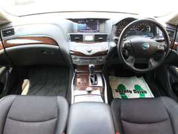 スッキリとしたらしいフーガらしいデザインのダッシュ回り！フロントビューの視認性もよく運転しやすいと思います★