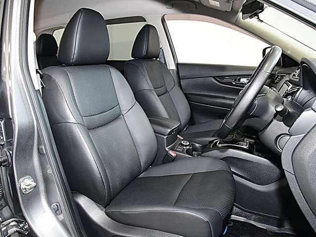 運転席まわりです。実際に座ってみて乗り心地を体感してみて下さい。