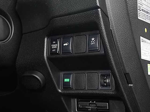 運転席右側にはリモコンオートバックドア、VDCのスイッチが付いています。
