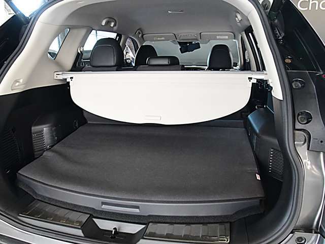 ラゲッジスペースです。リヤシートは可倒式で大きな荷物の搭載にも使えます。