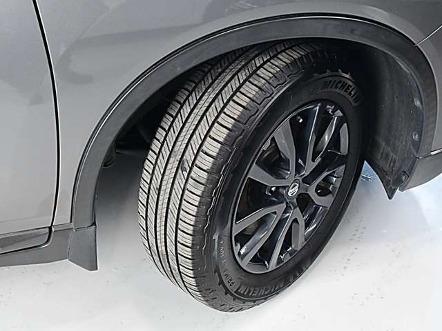 純正アルミホイールです。スチールホイールよりも軽いので燃費も向上します。タイヤの残り溝は御来店時にご確認下さい。