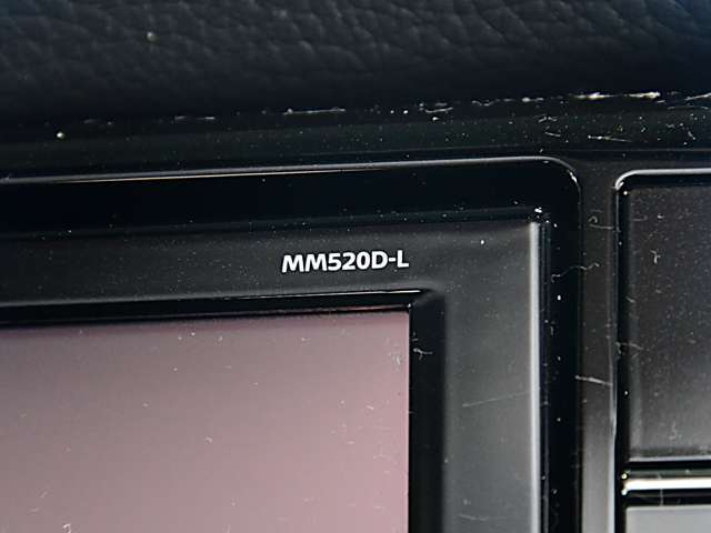 日産純正ナビゲーション9インチ大画面のMM520D-Lが付いています。