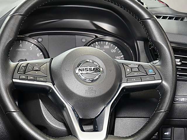 ステアリングの左側スイッチでナビ等の操作が出来ますし、右側にはプロパイロットのスイッチが有ります。