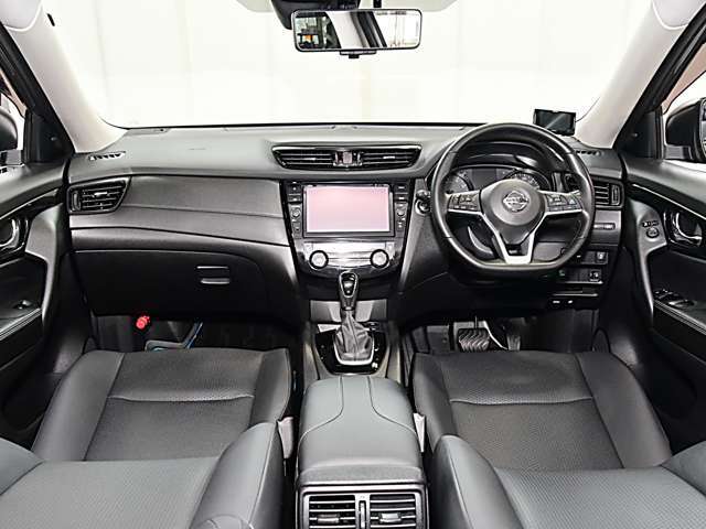 SUVらしいタフさを継承しながら、より快適で質感の高いインテリアです。