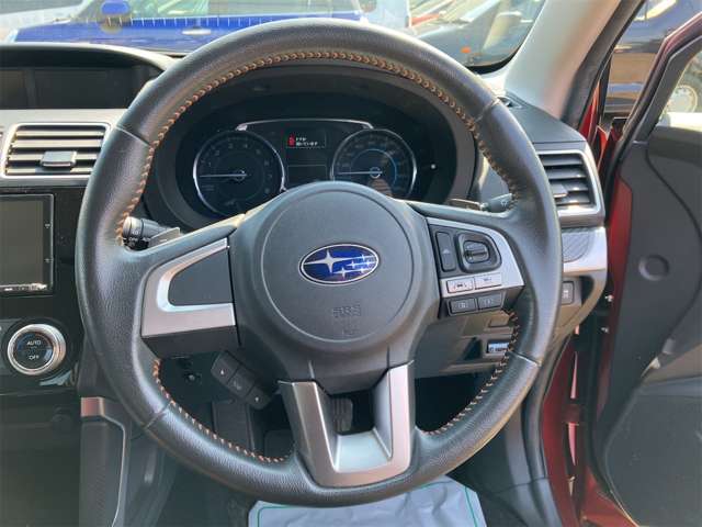 ハンドルにスレや汚れなどございません。運転中は常に触れる部分なので要チェックですね。