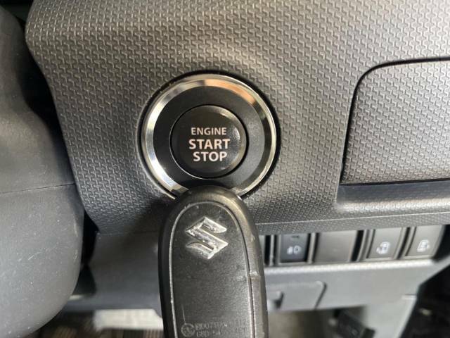 【スマートキー/プッシュスタート】鍵を持っているだけで、ドアロック解除・施錠からエンジンスタートまで操作できる便利な機能です。