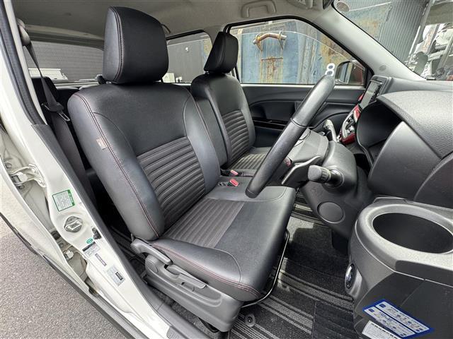 【運転席】座り心地が良いシートなので長時間の運転でも快適にお過ごしいただけます。新品のフロアマットのご注文も可能です。掲載箇所以外にご希望の写真がございましたらお気軽にお問い合わせ下さい。