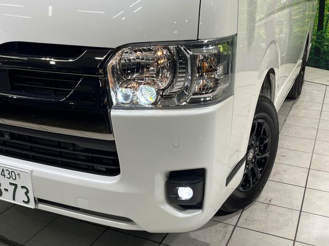 【LEDヘッドライト】悪天候や夜間走行時も良好な視界を確保し安心して運転できる高輝度LEDヘッドライトを装備！点灯速度が早く、消費電力も抑えられています。