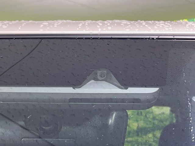 【プリクラッシュセーフティ】前方の車両等を検知し、衝突しそうな時は警報で注意を促し、ブレーキを踏む力をサポート。ブレーキを踏めなかった場合は衝突被害軽減ブレーキが作動、衝突回避をサポートします。