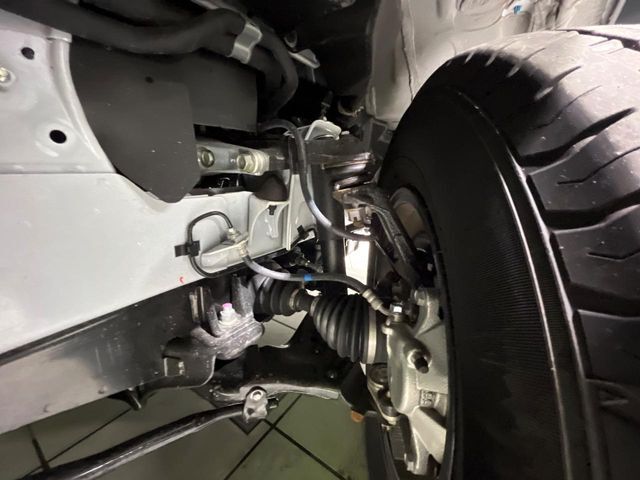 お車を安心してお乗りいただく為には、足回りの定期点検が欠かせません。サービスサポート（有償保証）では無料点検もご提供しており、安心のカーライフをお過ごしいただけるサポート体制が整っています。