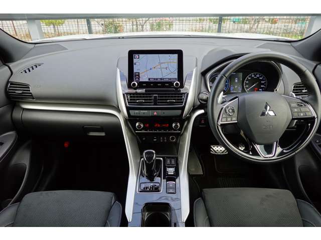 しっかりまとまった感のあるインパネ。各操作スイッチなども使いやすい位置に配置されていますよ。