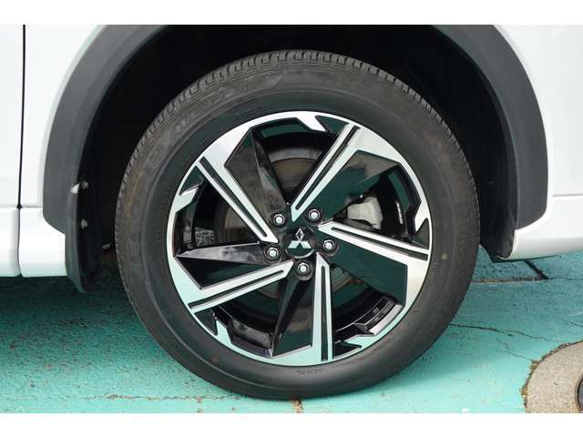 純正のアルミホイールで車検も安心です。