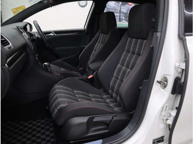 フロントシートはGTI専用のセミバケット形状スポーツシート。GTI伝統のチェック柄を用いたファブリック生地。助手席と後席は、ほとんど使用感を感じられません。