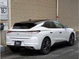 後から見ても彫刻みたいですねー。テールランプもすごいデザイン。