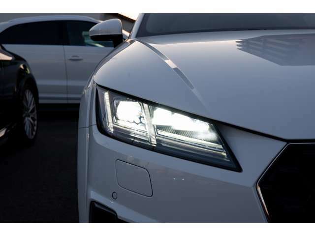 マトリクスLEDヘッドライトは対向車や前方の車両を直接照らすことを避け、必要に応じて周囲の人や車をピンポイントで照射します。