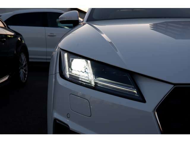 カメラで前走車や対向車を検知し、刻々と変わる道路状況に合わせて配光を変えるマトリクスLEDヘッドライトをオプション装備しています。Audiの先進性を象徴する技術です。