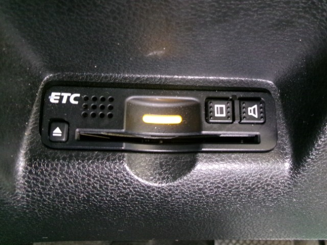 【ETC車載器】もはや必須アイテムのETCを搭載！高速道路のご利用時にとても便利！わずらわしい料金所での現金支払いが不要となりスムーズに通過できます♪