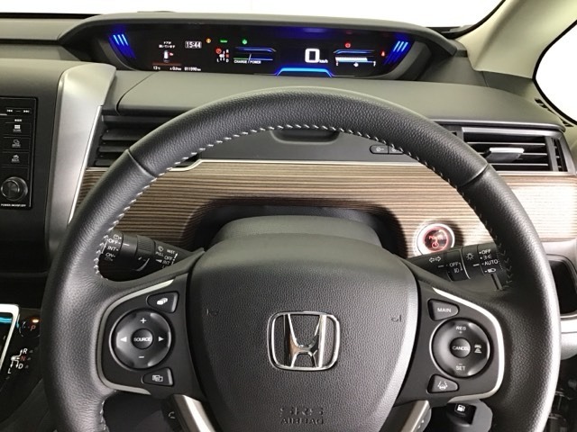 ステアリング右手側に安全運転支援機能のホンダセンシングをコントロールするスイッチ、左手側にオーディオ関連のコントロールスイッチを配置、視線を逸らすことなく運転に集中できます。