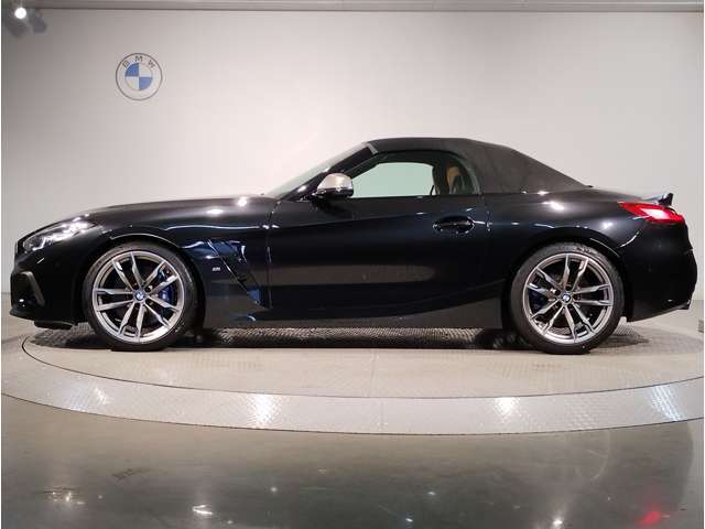 【拘りのFR】BMWが多く採用するFR車。ダイレクトでスポーティな加速感・シャープなハンドリングを実現。縦置きエンジンレイアウトにより、フラットで上質な乗り味です。