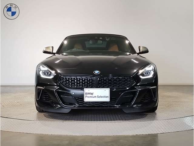 【キドニーグリル】BMWは約90年もの間、ほぼ全ての車両にひと目でBMWだと分かるこの特徴的なフロントグリルが備えられ、デザイン・アイコンとして親しまれてきました。