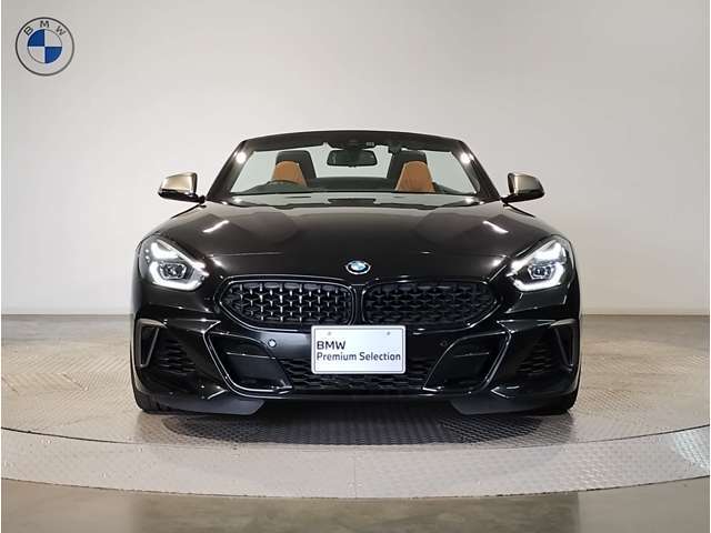 【キドニーグリル】BMWは約90年もの間、ほぼ全ての車両にひと目でBMWだと分かるこの特徴的なフロントグリルが備えられ、デザイン・アイコンとして親しまれてきました。