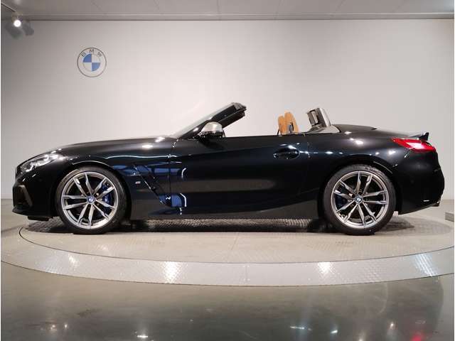 【拘りのFR】BMWが多く採用するFR車。ダイレクトでスポーティな加速感・シャープなハンドリングを実現。縦置きエンジンレイアウトにより、フラットで上質な乗り味です。