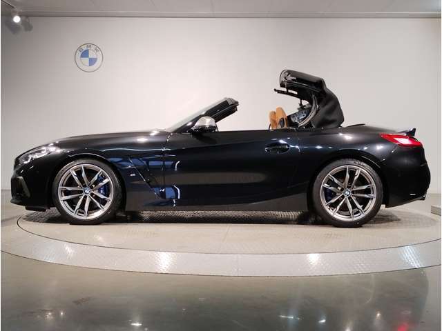 【拘りのFR】BMWが多く採用するFR車。ダイレクトでスポーティな加速感・シャープなハンドリングを実現。縦置きエンジンレイアウトにより、フラットで上質な乗り味です。