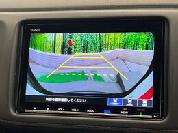 【バックカメラ】駐車時に後方がリアルタイム映像で確認できます。大型商業施設や立体駐車場での駐車時や、夜間のバック時に大活躍！運転スキルに関わらず、今や必須となった装備のひとつです！