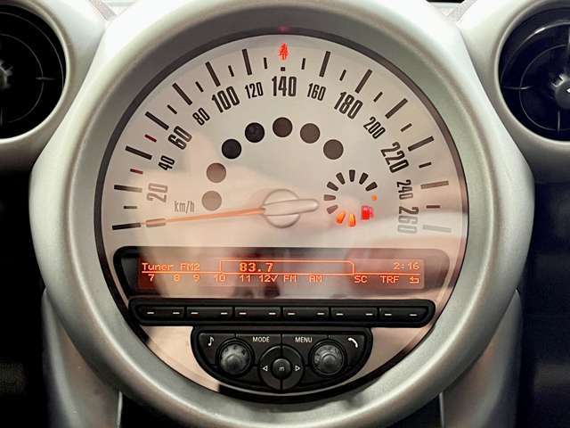 インパネの真ん中にスピードメーターがあります