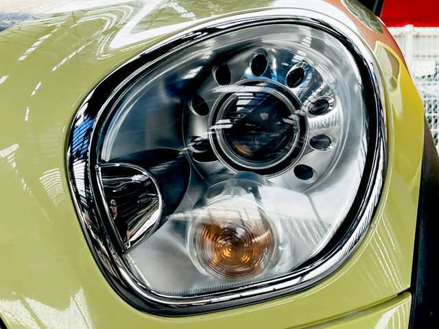 曇りや黄ばみは、夜間走行時の視界悪化に繋がります。こちらのヘッドライトは黄ばみもなく大変きれいな状態です♪