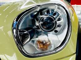 曇りや黄ばみは、夜間走行時の視界悪化に繋がります。こちらのヘッドライトは黄ばみもなく大変きれいな状態です♪