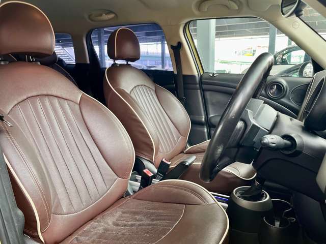 レザーシートは、大きな座面とクッション性がよく座り心地が良いです。運転しやすく、長時間運転していても疲れにくいです。