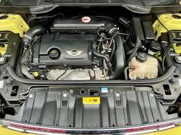 エンジンルームもきれいな状態です。ご納車時にはクリーニングしてお渡しします。