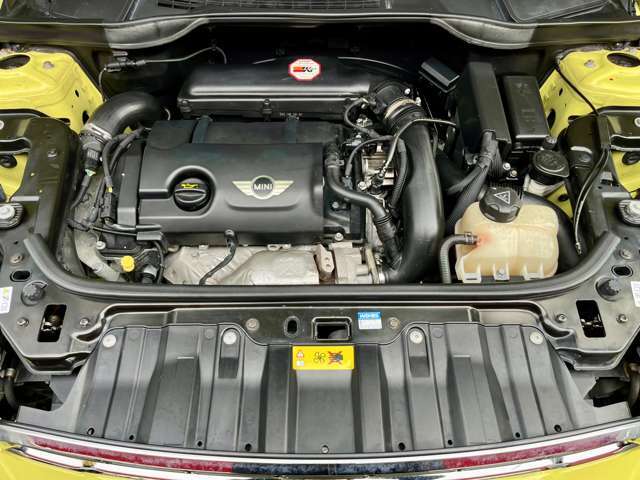 エンジンルームもきれいな状態です。ご納車時にはクリーニングしてお渡しします。