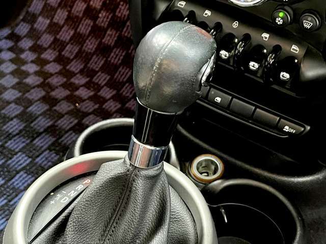 シフトレバーはよく触れられる所ですが、目立つ擦れや傷もないです。