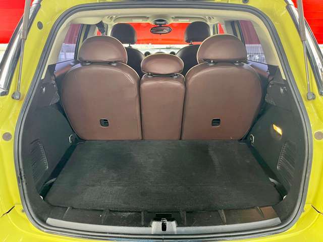 開口部が大きく、荷物の出し入れがしやすいトランクスペースとなっています！