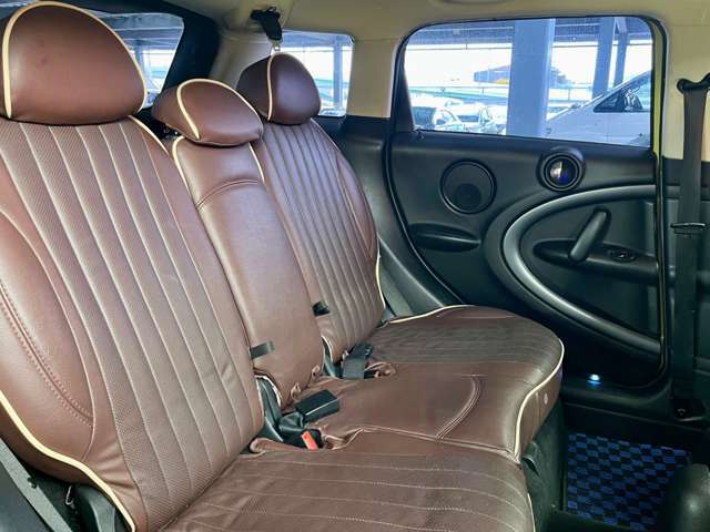 後部座席もゆったりと座れて、くつろげる空間となっています。当社ではクリーニングも行っていますので、安心してお乗りいただけます。