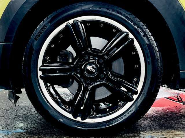 純正アルミホイール装着しています。キズ等少なく状態は良好です。