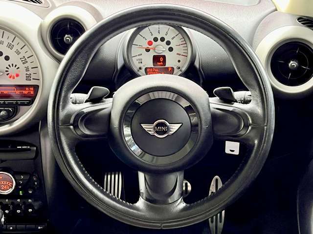 ステアリングは一番触れる所ですがキレイな状態が保たれています。