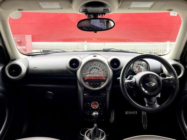 ブラックを基調とした内装は、落ち着いた雰囲気を演出してくれます。